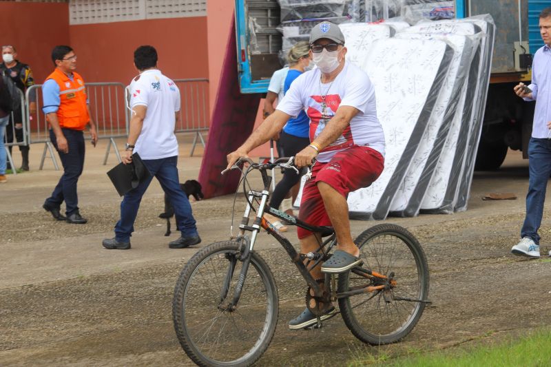 O governador do Pará, Helder Barbalho, visitou na manhã deste domingo (22) as instalações do Estádio Olímpico do Pará, o Mangueirão, que já está recebendo pessoas em situação de rua da Região Metropolitana de Belém. A ação, coordenada pela Secretaria de Estado de Assistência Social, Trabalho, Emprego e Renda (Seaster) e Secretaria de Estado de Saúde Pública (Sespa), é uma das medidas anunciadas pelo governador no último sábado (21) para prevenir novos contágios pelo novo Coronavírus no Pará. O objetivo é adotar a mesma estratégia, em espaços semelhantes, em municípios-polos do interior, nos próximos dias. <div class='credito_fotos'>Foto: Marco Santos / Ag. Pará   |   <a href='/midias/2020/originais/6109_de68a188-6e2f-4deb-5689-4e873fc1a54d.jpg' download><i class='fa-solid fa-download'></i> Download</a></div>