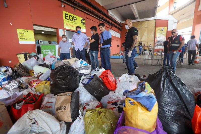 O governador do Pará, Helder Barbalho, visitou na manhã deste domingo (22) as instalações do Estádio Olímpico do Pará, o Mangueirão, que já está recebendo pessoas em situação de rua da Região Metropolitana de Belém. A ação, coordenada pela Secretaria de Estado de Assistência Social, Trabalho, Emprego e Renda (Seaster) e Secretaria de Estado de Saúde Pública (Sespa), é uma das medidas anunciadas pelo governador no último sábado (21) para prevenir novos contágios pelo novo Coronavírus no Pará. O objetivo é adotar a mesma estratégia, em espaços semelhantes, em municípios-polos do interior, nos próximos dias. <div class='credito_fotos'>Foto: Marco Santos / Ag. Pará   |   <a href='/midias/2020/originais/6109_e4e9a2bc-92e0-c6c1-4084-cda25835c12f.jpg' download><i class='fa-solid fa-download'></i> Download</a></div>