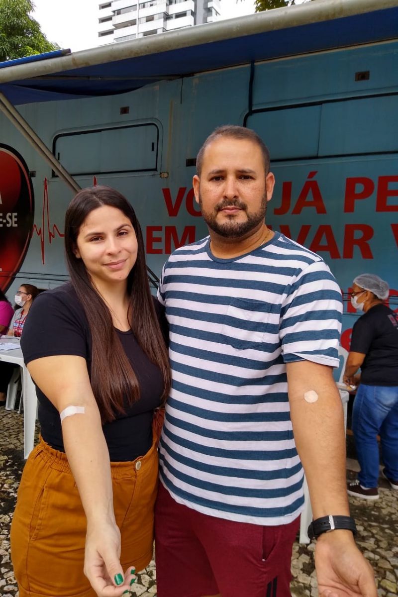    casal doadores,na praça <div class='credito_fotos'>Foto: ASCOM / HEMOPA   |   <a href='/midias/2020/originais/6110_8b3947ed-9f13-cd46-5381-c1428ef2aba0.jpg' download><i class='fa-solid fa-download'></i> Download</a></div>