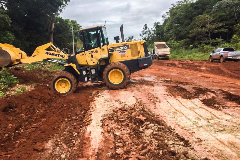 A Secretaria de Estado de Transportes (Setran) encerrará, na próxima sexta-feira (27), a recuperação de pontos críticos (atoleiros) da PA-427, no município de Alenquer, na região do Baixo Amazonas. O trabalho iniciou una última quarta-feira (18), quando as chuvas diminuíram, para recuperar a via nos seus pontos mais críticos, e melhorar o tráfego na região.
O serviço faz parte do trabalho de recuperação da malha rodovia do 10° núcleo regional da Setran, que tem sede em Alenquer. A PA-427 tem 23 km de extensão e, recentemente, a Setran concluiu a pavimentação asfáltica de quase 4 km da rodovia, beneficiando o perímetro urbano do município. <div class='credito_fotos'>Foto: ASCOM / SETRAN | <a href='/midias/2020/originais/6111_0b6e18aa-3d66-df9a-1d3c-e2e8a32d86b4.jpg' download><i class='fa-solid fa-download'></i> Download</a></div>