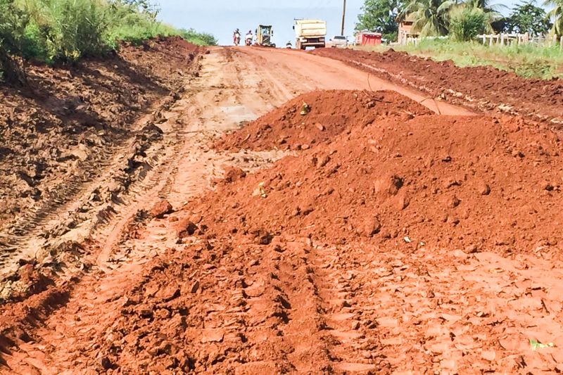 A Secretaria de Estado de Transportes (Setran) encerrará, na próxima sexta-feira (27), a recuperação de pontos críticos (atoleiros) da PA-427, no município de Alenquer, na região do Baixo Amazonas. O trabalho iniciou una última quarta-feira (18), quando as chuvas diminuíram, para recuperar a via nos seus pontos mais críticos, e melhorar o tráfego na região.
O serviço faz parte do trabalho de recuperação da malha rodovia do 10° núcleo regional da Setran, que tem sede em Alenquer. A PA-427 tem 23 km de extensão e, recentemente, a Setran concluiu a pavimentação asfáltica de quase 4 km da rodovia, beneficiando o perímetro urbano do município. <div class='credito_fotos'>Foto: ASCOM / SETRAN | <a href='/midias/2020/originais/6111_0e727344-85da-d27d-4a95-8c69b0c4911c.jpg' download><i class='fa-solid fa-download'></i> Download</a></div>