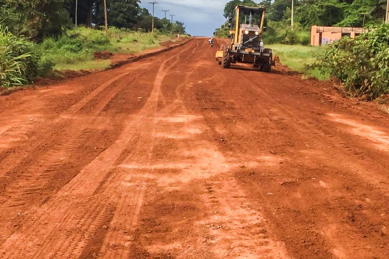 A Secretaria de Estado de Transportes (Setran) encerrará, na próxima sexta-feira (27), a recuperação de pontos críticos (atoleiros) da PA-427, no município de Alenquer, na região do Baixo Amazonas. O trabalho iniciou una última quarta-feira (18), quando as chuvas diminuíram, para recuperar a via nos seus pontos mais críticos, e melhorar o tráfego na região.
O serviço faz parte do trabalho de recuperação da malha rodovia do 10° núcleo regional da Setran, que tem sede em Alenquer. A PA-427 tem 23 km de extensão e, recentemente, a Setran concluiu a pavimentação asfáltica de quase 4 km da rodovia, beneficiando o perímetro urbano do município. <div class='credito_fotos'>Foto: ASCOM / SETRAN | <a href='/midias/2020/originais/6111_40d1ec49-0419-59c9-9f0b-974f49a46826.jpg' download><i class='fa-solid fa-download'></i> Download</a></div>