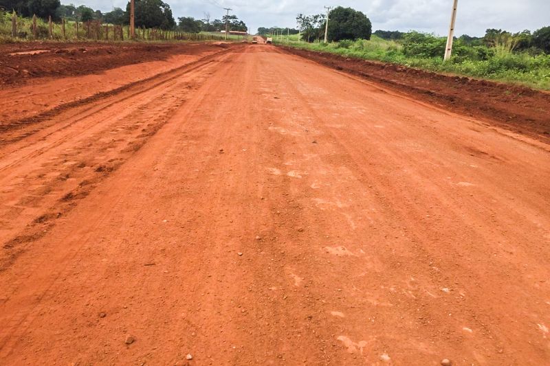A Secretaria de Estado de Transportes (Setran) encerrará, na próxima sexta-feira (27), a recuperação de pontos críticos (atoleiros) da PA-427, no município de Alenquer, na região do Baixo Amazonas. O trabalho iniciou una última quarta-feira (18), quando as chuvas diminuíram, para recuperar a via nos seus pontos mais críticos, e melhorar o tráfego na região.
O serviço faz parte do trabalho de recuperação da malha rodovia do 10° núcleo regional da Setran, que tem sede em Alenquer. A PA-427 tem 23 km de extensão e, recentemente, a Setran concluiu a pavimentação asfáltica de quase 4 km da rodovia, beneficiando o perímetro urbano do município. <div class='credito_fotos'>Foto: ASCOM / SETRAN | <a href='/midias/2020/originais/6111_614a4aee-dc55-799b-6ed9-4d468429c879.jpg' download><i class='fa-solid fa-download'></i> Download</a></div>
