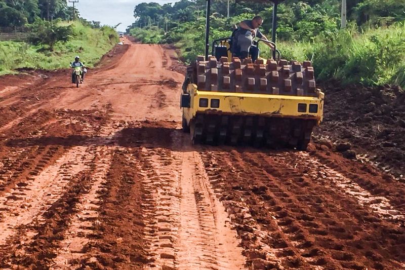 A Secretaria de Estado de Transportes (Setran) encerrará, na próxima sexta-feira (27), a recuperação de pontos críticos (atoleiros) da PA-427, no município de Alenquer, na região do Baixo Amazonas. O trabalho iniciou una última quarta-feira (18), quando as chuvas diminuíram, para recuperar a via nos seus pontos mais críticos, e melhorar o tráfego na região.
O serviço faz parte do trabalho de recuperação da malha rodovia do 10° núcleo regional da Setran, que tem sede em Alenquer. A PA-427 tem 23 km de extensão e, recentemente, a Setran concluiu a pavimentação asfáltica de quase 4 km da rodovia, beneficiando o perímetro urbano do município. <div class='credito_fotos'>Foto: ASCOM / SETRAN | <a href='/midias/2020/originais/6111_8c3bb7a0-79a5-bdf5-daa8-34bcba877d6e.jpg' download><i class='fa-solid fa-download'></i> Download</a></div>