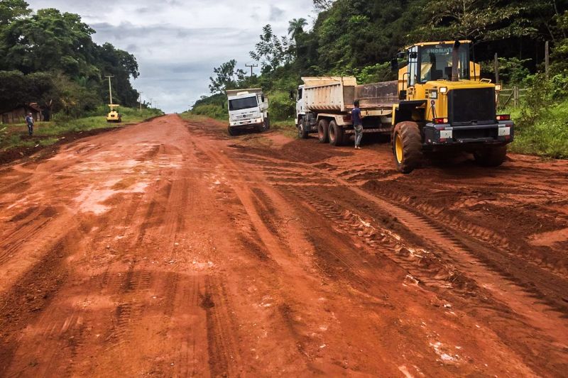 A Secretaria de Estado de Transportes (Setran) encerrará, na próxima sexta-feira (27), a recuperação de pontos críticos (atoleiros) da PA-427, no município de Alenquer, na região do Baixo Amazonas. O trabalho iniciou una última quarta-feira (18), quando as chuvas diminuíram, para recuperar a via nos seus pontos mais críticos, e melhorar o tráfego na região.

O serviço faz parte do trabalho de recuperação da malha rodovia do 10° núcleo regional da Setran, que tem sede em Alenquer. A PA-427 tem 23 km de extensão e, recentemente, a Setran concluiu a pavimentação asfáltica de quase 4 km da rodovia, beneficiando o perímetro urbano do município.  <div class='credito_fotos'>Foto: ASCOM / SETRAN   |   <a href='/midias/2020/originais/6111_c1601f01-1660-6482-f368-ee09d44eb261.jpg' download><i class='fa-solid fa-download'></i> Download</a></div>