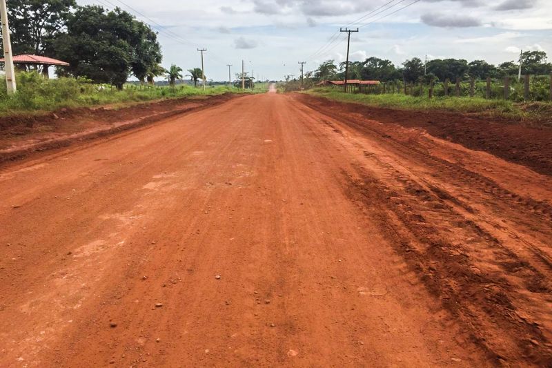A Secretaria de Estado de Transportes (Setran) encerrará, na próxima sexta-feira (27), a recuperação de pontos críticos (atoleiros) da PA-427, no município de Alenquer, na região do Baixo Amazonas. O trabalho iniciou una última quarta-feira (18), quando as chuvas diminuíram, para recuperar a via nos seus pontos mais críticos, e melhorar o tráfego na região.
O serviço faz parte do trabalho de recuperação da malha rodovia do 10° núcleo regional da Setran, que tem sede em Alenquer. A PA-427 tem 23 km de extensão e, recentemente, a Setran concluiu a pavimentação asfáltica de quase 4 km da rodovia, beneficiando o perímetro urbano do município. <div class='credito_fotos'>Foto: ASCOM / SETRAN | <a href='/midias/2020/originais/6111_d36f764f-418b-4131-f4db-605dec80e8dd.jpg' download><i class='fa-solid fa-download'></i> Download</a></div>