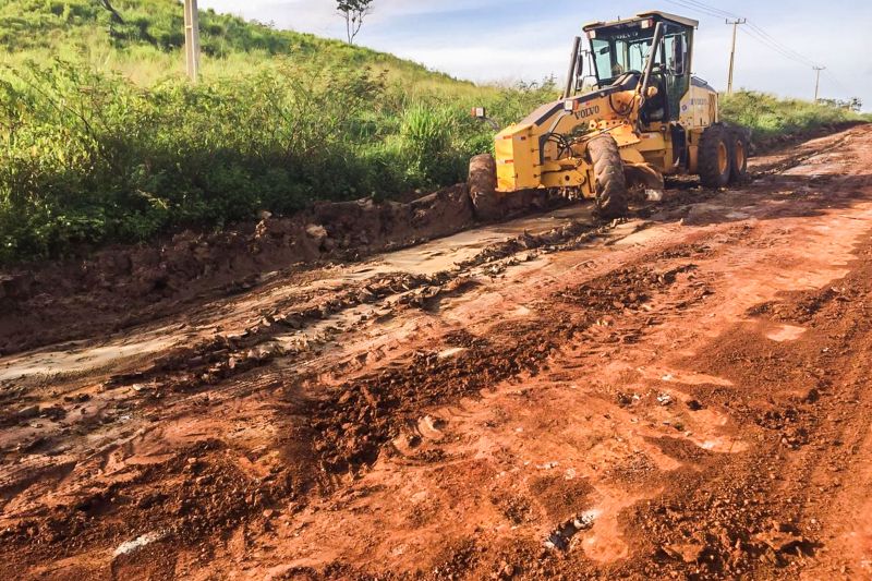 A Secretaria de Estado de Transportes (Setran) encerrará, na próxima sexta-feira (27), a recuperação de pontos críticos (atoleiros) da PA-427, no município de Alenquer, na região do Baixo Amazonas. O trabalho iniciou una última quarta-feira (18), quando as chuvas diminuíram, para recuperar a via nos seus pontos mais críticos, e melhorar o tráfego na região.
O serviço faz parte do trabalho de recuperação da malha rodovia do 10° núcleo regional da Setran, que tem sede em Alenquer. A PA-427 tem 23 km de extensão e, recentemente, a Setran concluiu a pavimentação asfáltica de quase 4 km da rodovia, beneficiando o perímetro urbano do município. <div class='credito_fotos'>Foto: ASCOM / SETRAN | <a href='/midias/2020/originais/6111_dd851d13-64a3-ec9c-d5e2-f552c8317246.jpg' download><i class='fa-solid fa-download'></i> Download</a></div>