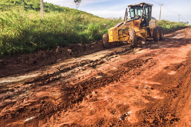 A Secretaria de Estado de Transportes (Setran) encerrará, na próxima sexta-feira (27), a recuperação de pontos críticos (atoleiros) da PA-427, no município de Alenquer, na região do Baixo Amazonas. O trabalho iniciou una última quarta-feira (18), quando as chuvas diminuíram, para recuperar a via nos seus pontos mais críticos, e melhorar o tráfego na região.

O serviço faz parte do trabalho de recuperação da malha rodovia do 10° núcleo regional da Setran, que tem sede em Alenquer. A PA-427 tem 23 km de extensão e, recentemente, a Setran concluiu a pavimentação asfáltica de quase 4 km da rodovia, beneficiando o perímetro urbano do município.  <div class='credito_fotos'>Foto: ASCOM / SETRAN   |   <a href='/midias/2020/originais/6111_dd851d13-64a3-ec9c-d5e2-f552c8317246.jpg' download><i class='fa-solid fa-download'></i> Download</a></div>