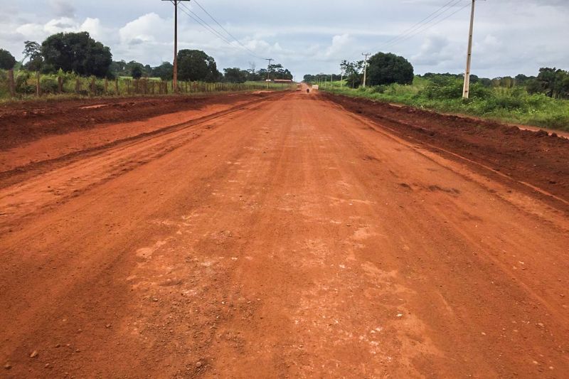 A Secretaria de Estado de Transportes (Setran) encerrará, na próxima sexta-feira (27), a recuperação de pontos críticos (atoleiros) da PA-427, no município de Alenquer, na região do Baixo Amazonas. O trabalho iniciou una última quarta-feira (18), quando as chuvas diminuíram, para recuperar a via nos seus pontos mais críticos, e melhorar o tráfego na região.
O serviço faz parte do trabalho de recuperação da malha rodovia do 10° núcleo regional da Setran, que tem sede em Alenquer. A PA-427 tem 23 km de extensão e, recentemente, a Setran concluiu a pavimentação asfáltica de quase 4 km da rodovia, beneficiando o perímetro urbano do município. <div class='credito_fotos'>Foto: ASCOM / SETRAN | <a href='/midias/2020/originais/6111_e2eec204-3a68-6fb9-5205-f92a53669b07.jpg' download><i class='fa-solid fa-download'></i> Download</a></div>