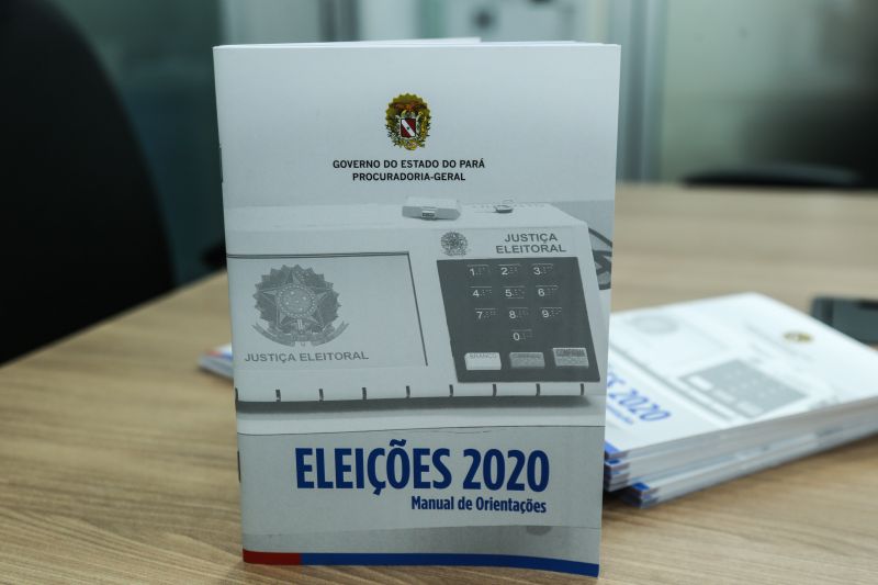 BELÉM 23 DE MARÇO DE 2020, DE AZUL- DR ADRIANA GOUVEIA, RICADO SEFER E DRA ROBINA DIAS PIMENTEL VIANA <div class='credito_fotos'>Foto: Alex Ribeiro / Ag. Pará | <a href='/midias/2020/originais/6113_138fb595-1278-25ed-b369-9b5dcb319c4e.jpg' download><i class='fa-solid fa-download'></i> Download</a></div>