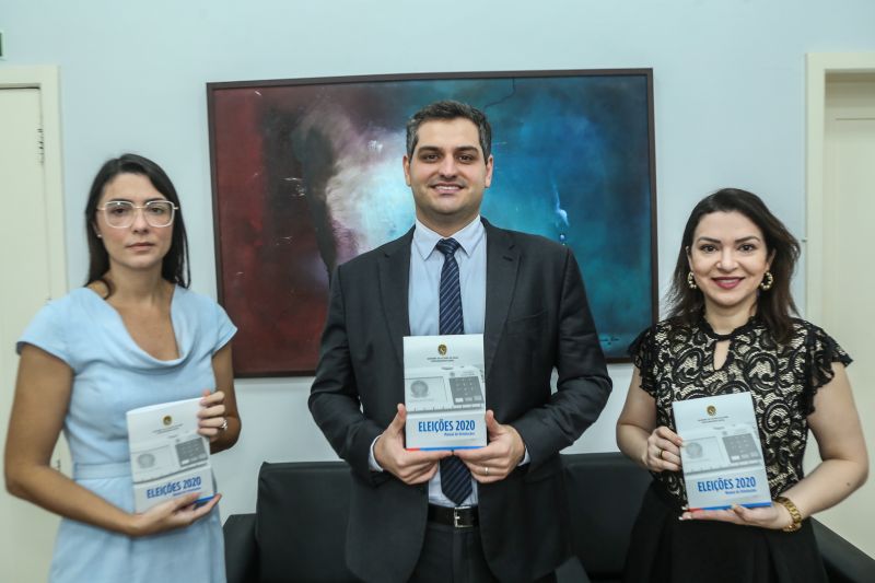 BELÉM 23 DE MARÇO DE 2020, DE AZUL- DR ADRIANA GOUVEIA, RICADO SEFER E DRA ROBINA DIAS PIMENTEL VIANA <div class='credito_fotos'>Foto: Alex Ribeiro / Ag. Pará | <a href='/midias/2020/originais/6113_6fb16c85-2320-d2e2-2822-7784ab0da30b.jpg' download><i class='fa-solid fa-download'></i> Download</a></div>