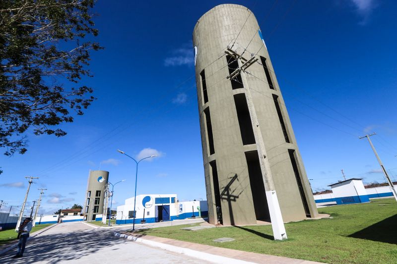 O Governo do Pará, por meio da Companhia de Saneamento do Pará (Cosanpa), entregou hoje (24), a ampliação do sistema de abastecimento de água Beija-Flor, em Marituba. O governador Helder Barbalho acionou o botão que dá início a operação do sistema que garantirá abastecimento de qualidade e beneficiará mais de 40 mil moradores do município. <div class='credito_fotos'>Foto: Marco Santos / Ag. Pará | <a href='/midias/2020/originais/6118_2ddf5e72-5c32-34f7-c66d-a89ef49f9019.jpg' download><i class='fa-solid fa-download'></i> Download</a></div>