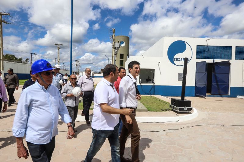 O Governo do Pará, por meio da Companhia de Saneamento do Pará (Cosanpa), entregou hoje (24), a ampliação do sistema de abastecimento de água Beija-Flor, em Marituba. O governador Helder Barbalho acionou o botão que dá início a operação do sistema que garantirá abastecimento de qualidade e beneficiará mais de 40 mil moradores do município. <div class='credito_fotos'>Foto: Marco Santos / Ag. Pará | <a href='/midias/2020/originais/6118_7ee1bec9-c081-3106-9f8f-d5ef1b4d422b.jpg' download><i class='fa-solid fa-download'></i> Download</a></div>