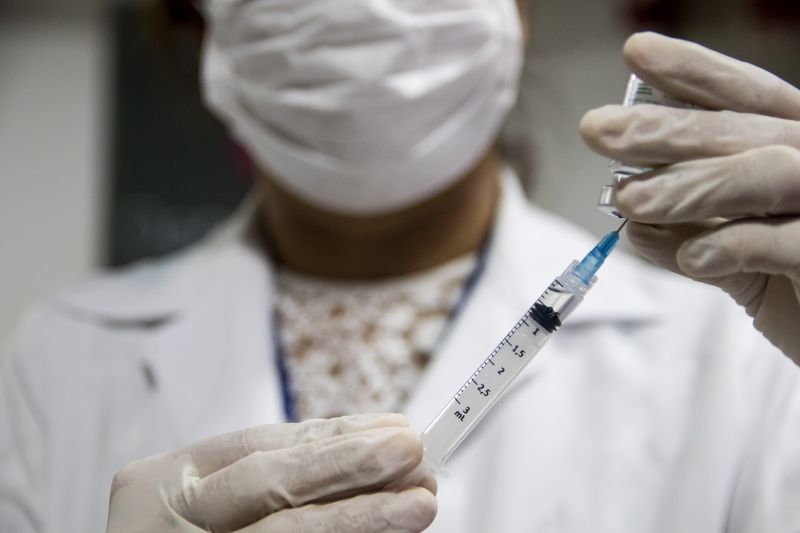 O Governo do Pará, por meio da Secretaria de Estado de Saúde Pública (Sespa), disponibilizou 32 postos exclusivos de vacinação contra o vírus Influenza (causador da gripe) para pessoas acima de 60 anos, em Belém e Ananindeua. Os novos pontos foram instalados em farmácias e supermercados, além do sistema de drive thru nos estacionamentos de seis shoppings, para facilitar ainda mais o acesso. <div class='credito_fotos'>Foto: Pedro Guerreiro / Ag. Pará | <a href='/midias/2020/originais/6126_152f431e-0a96-50cc-c1cf-ccc318394c07.jpg' download><i class='fa-solid fa-download'></i> Download</a></div>