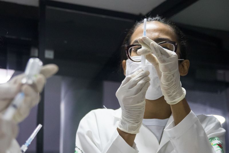O Governo do Pará, por meio da Secretaria de Estado de Saúde Pública (Sespa), disponibilizou 32 postos exclusivos de vacinação contra o vírus Influenza (causador da gripe) para pessoas acima de 60 anos, em Belém e Ananindeua. Os novos pontos foram instalados em farmácias e supermercados, além do sistema de drive thru nos estacionamentos de seis shoppings, para facilitar ainda mais o acesso. <div class='credito_fotos'>Foto: Pedro Guerreiro / Ag. Pará | <a href='/midias/2020/originais/6126_1ff5c371-53ac-f6b6-04b0-5af605348bcf.jpg' download><i class='fa-solid fa-download'></i> Download</a></div>