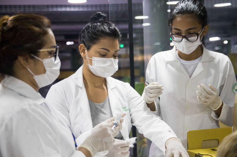 O Governo do Pará, por meio da Secretaria de Estado de Saúde Pública (Sespa), disponibilizou 32 postos exclusivos de vacinação contra o vírus Influenza (causador da gripe) para pessoas acima de 60 anos, em Belém e Ananindeua. Os novos pontos foram instalados em farmácias e supermercados, além do sistema de drive thru nos estacionamentos de seis shoppings, para facilitar ainda mais o acesso. <div class='credito_fotos'>Foto: Pedro Guerreiro / Ag. Pará | <a href='/midias/2020/originais/6126_25d271ca-b5d5-e81b-1293-133d6407a1fa.jpg' download><i class='fa-solid fa-download'></i> Download</a></div>
