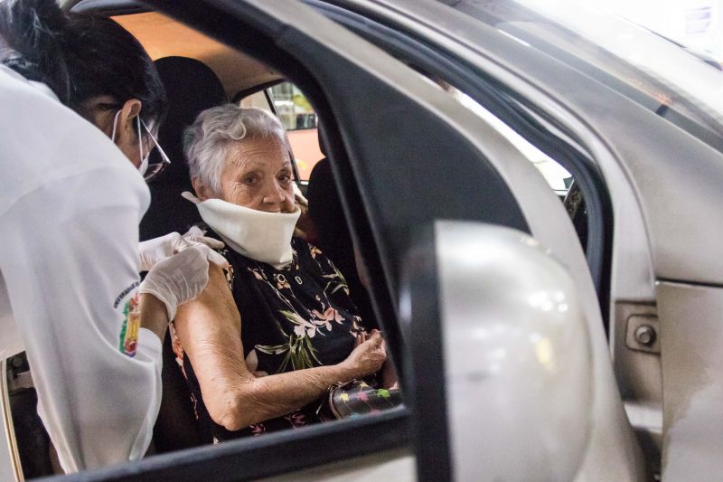 O Governo do Pará, por meio da Secretaria de Estado de Saúde Pública (Sespa), disponibilizou 32 postos exclusivos de vacinação contra o vírus Influenza (causador da gripe) para pessoas acima de 60 anos, em Belém e Ananindeua. Os novos pontos foram instalados em farmácias e supermercados, além do sistema de drive thru nos estacionamentos de seis shoppings, para facilitar ainda mais o acesso. <div class='credito_fotos'>Foto: Pedro Guerreiro / Ag. Pará | <a href='/midias/2020/originais/6126_38281f85-7a40-dd16-86c2-f404ea7b4e98.jpg' download><i class='fa-solid fa-download'></i> Download</a></div>