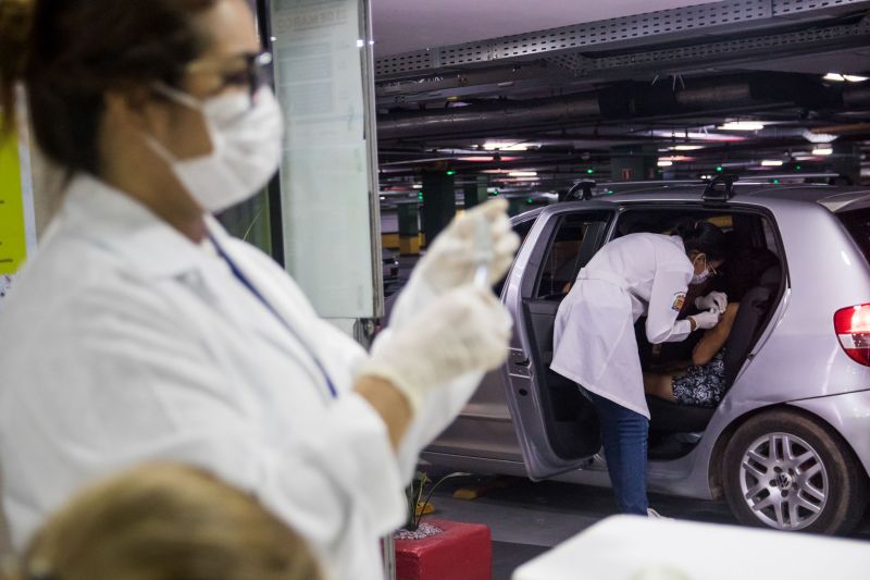 O Governo do Pará, por meio da Secretaria de Estado de Saúde Pública (Sespa), disponibilizou 32 postos exclusivos de vacinação contra o vírus Influenza (causador da gripe) para pessoas acima de 60 anos, em Belém e Ananindeua. Os novos pontos foram instalados em farmácias e supermercados, além do sistema de drive thru nos estacionamentos de seis shoppings, para facilitar ainda mais o acesso. <div class='credito_fotos'>Foto: Pedro Guerreiro / Ag. Pará | <a href='/midias/2020/originais/6126_38431a01-340d-a226-57ab-229be1f4d572.jpg' download><i class='fa-solid fa-download'></i> Download</a></div>