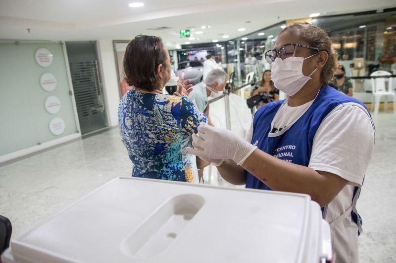 O Governo do Pará, por meio da Secretaria de Estado de Saúde Pública (Sespa), disponibilizou 32 postos exclusivos de vacinação contra o vírus Influenza (causador da gripe) para pessoas acima de 60 anos, em Belém e Ananindeua. Os novos pontos foram instalados em farmácias e supermercados, além do sistema de drive thru nos estacionamentos de seis shoppings, para facilitar ainda mais o acesso. <div class='credito_fotos'>Foto: Pedro Guerreiro / Ag. Pará | <a href='/midias/2020/originais/6126_482fe623-2dfc-d6ab-54a2-252e92148620.jpg' download><i class='fa-solid fa-download'></i> Download</a></div>