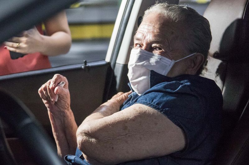 O Governo do Pará, por meio da Secretaria de Estado de Saúde Pública (Sespa), disponibilizou 32 postos exclusivos de vacinação contra o vírus Influenza (causador da gripe) para pessoas acima de 60 anos, em Belém e Ananindeua. Os novos pontos foram instalados em farmácias e supermercados, além do sistema de drive thru nos estacionamentos de seis shoppings, para facilitar ainda mais o acesso. <div class='credito_fotos'>Foto: Pedro Guerreiro / Ag. Pará | <a href='/midias/2020/originais/6126_84e9706d-097f-1982-32c9-08524a78f34e.jpg' download><i class='fa-solid fa-download'></i> Download</a></div>