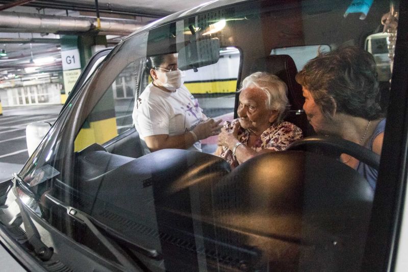 O Governo do Pará, por meio da Secretaria de Estado de Saúde Pública (Sespa), disponibilizou 32 postos exclusivos de vacinação contra o vírus Influenza (causador da gripe) para pessoas acima de 60 anos, em Belém e Ananindeua. Os novos pontos foram instalados em farmácias e supermercados, além do sistema de drive thru nos estacionamentos de seis shoppings, para facilitar ainda mais o acesso. <div class='credito_fotos'>Foto: Pedro Guerreiro / Ag. Pará | <a href='/midias/2020/originais/6126_89832995-403e-a3f7-3334-8a86035d0cf9.jpg' download><i class='fa-solid fa-download'></i> Download</a></div>