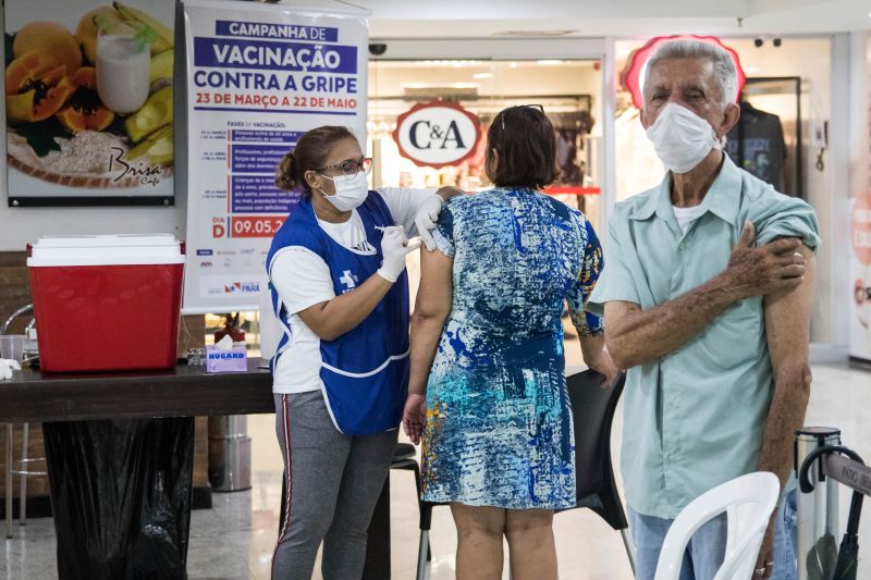 O Governo do Pará, por meio da Secretaria de Estado de Saúde Pública (Sespa), disponibilizou 32 postos exclusivos de vacinação contra o vírus Influenza (causador da gripe) para pessoas acima de 60 anos, em Belém e Ananindeua. Os novos pontos foram instalados em farmácias e supermercados, além do sistema de drive thru nos estacionamentos de seis shoppings, para facilitar ainda mais o acesso. <div class='credito_fotos'>Foto: Pedro Guerreiro / Ag. Pará | <a href='/midias/2020/originais/6126_9936ba9e-6691-bba4-08cf-17f1af5e3774.jpg' download><i class='fa-solid fa-download'></i> Download</a></div>