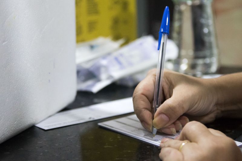 O Governo do Pará, por meio da Secretaria de Estado de Saúde Pública (Sespa), disponibilizou 32 postos exclusivos de vacinação contra o vírus Influenza (causador da gripe) para pessoas acima de 60 anos, em Belém e Ananindeua. Os novos pontos foram instalados em farmácias e supermercados, além do sistema de drive thru nos estacionamentos de seis shoppings, para facilitar ainda mais o acesso. <div class='credito_fotos'>Foto: Pedro Guerreiro / Ag. Pará | <a href='/midias/2020/originais/6126_9c299d7a-89bd-bc76-f561-1a2a89819c19.jpg' download><i class='fa-solid fa-download'></i> Download</a></div>