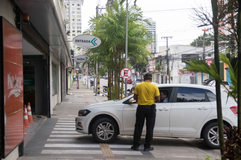 O Governo do Pará, por meio da Secretaria de Estado de Saúde Pública (Sespa), disponibilizou 32 postos exclusivos de vacinação contra o vírus Influenza (causador da gripe) para pessoas acima de 60 anos, em Belém e Ananindeua. Os novos pontos foram instalados em farmácias e supermercados, além do sistema de drive thru nos estacionamentos de seis shoppings, para facilitar ainda mais o acesso. <div class='credito_fotos'>Foto: Pedro Guerreiro / Ag. Pará | <a href='/midias/2020/originais/6126_9f493fde-bd05-37ad-389a-cd8e4b3955bc.jpg' download><i class='fa-solid fa-download'></i> Download</a></div>