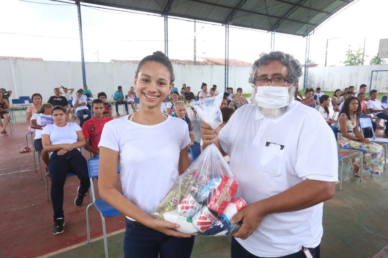 Naomi Oliveira e Diretor da escola Alberto Miranda <div class='credito_fotos'>Foto: Alex Ribeiro / Ag. Pará   |   <a href='/midias/2020/originais/6147_623f9da4-c2bb-161d-81c3-6edb55da130b.jpg' download><i class='fa-solid fa-download'></i> Download</a></div>