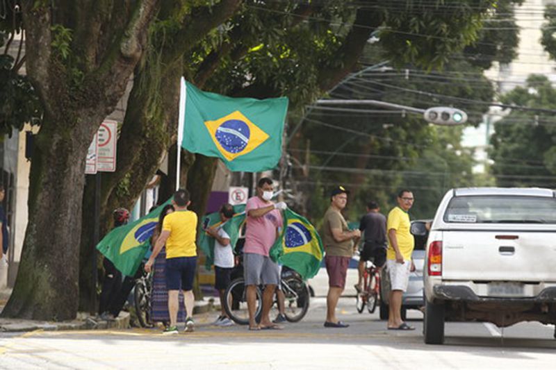 BelÃ©m, ParÃ¡, Brasil, CIDADES. A Carreata que aconteceu na manha de hoje na subida da Avenida P. Vargas acabou com a prisÃ£o de pelo menos 12 pessoas que estavam reenvindicando o retorno do comÃ©rcio no Estado. Na final da manhÃ£ por volta de 12h foi feito uma coletiva com as autoridades responsaveis pela aÃ§Ã£o da polÃ­ca para conter as manifestaÃ§Ãµes. Foto: Wagner Almeida/ DiÃ¡rio do ParÃ¡ 29/03/2020. <div class='credito_fotos'>Foto: Wagner Almeida/ Ascom Sejudh   |   <a href='/midias/2020/originais/6162_b0c54eab-9b2f-70c2-f68c-762eb99f0e7f.jpg' download><i class='fa-solid fa-download'></i> Download</a></div>