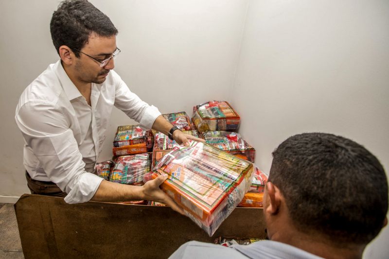 Ouvidor Geral- Arthur Houat recebe cestas Básicas <div class='credito_fotos'>Foto: Marco Santos / Ag. Pará | <a href='/midias/2020/originais/6164_a2df79f3-ab1c-19ab-f758-f005525783a4.jpg' download><i class='fa-solid fa-download'></i> Download</a></div>