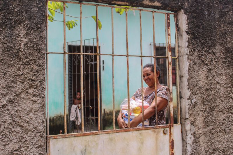 O Governo do Pará, por meio da Secretaria de Estado de Articulação da Cidadania (Seac) e a Fundação ParáPaz, realizou durante a manhã desta segunda-feira (30), na Escola José Valente, no bairro da Cabanagem, a entrega de 150 cestas de alimentação. <div class='credito_fotos'>Foto: Ana Paula Lima / Ascom ParáPaz | <a href='/midias/2020/originais/6166_75222265-74ca-f0ae-6241-ddfc087887ae.jpg' download><i class='fa-solid fa-download'></i> Download</a></div>