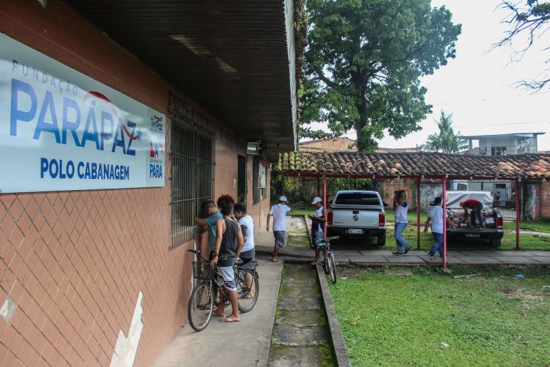 O Governo do Pará, por meio da Secretaria de Estado de Articulação da Cidadania (Seac) e a Fundação ParáPaz, realizou durante a manhã desta segunda-feira (30), na Escola José Valente, no bairro da Cabanagem, a entrega de 150 cestas de alimentação. <div class='credito_fotos'>Foto: Ana Paula Lima / Ascom ParáPaz | <a href='/midias/2020/originais/6166_84ea6d2f-2bbc-98d6-a491-a0bcf2f4f00b.jpg' download><i class='fa-solid fa-download'></i> Download</a></div>
