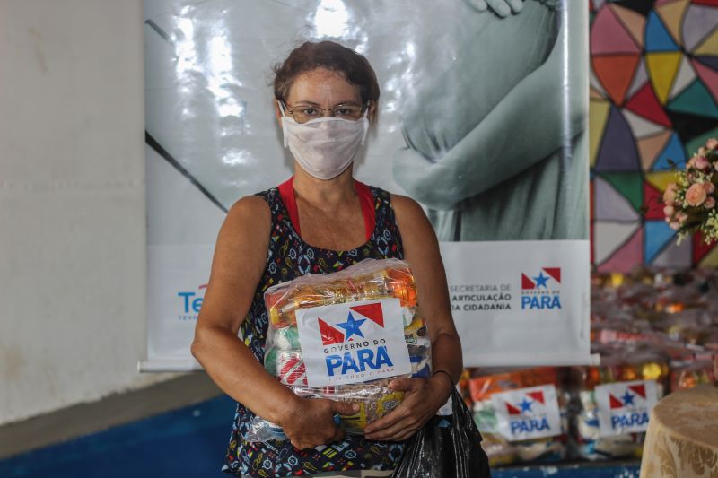 O Governo do Pará, por meio da Secretaria de Estado de Articulação da Cidadania (Seac) e a Fundação ParáPaz, realizou durante a manhã desta segunda-feira (30), na Escola José Valente, no bairro da Cabanagem, a entrega de 150 cestas de alimentação. <div class='credito_fotos'>Foto: Ana Paula Lima / Ascom ParáPaz | <a href='/midias/2020/originais/6166_b78df504-cd03-9626-d146-ea77b5f25575.jpg' download><i class='fa-solid fa-download'></i> Download</a></div>