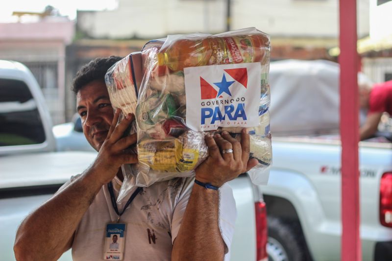 O Governo do Pará, por meio da Secretaria de Estado de Articulação da Cidadania (Seac) e a Fundação ParáPaz, realizou durante a manhã desta segunda-feira (30), na Escola José Valente, no bairro da Cabanagem, a entrega de 150 cestas de alimentação. <div class='credito_fotos'>Foto: Ana Paula Lima / Ascom ParáPaz | <a href='/midias/2020/originais/6166_bf221edf-4211-c3c2-62f4-080cde8db345.jpg' download><i class='fa-solid fa-download'></i> Download</a></div>