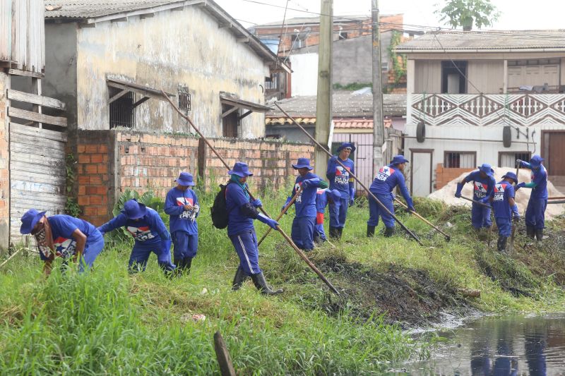 O canal Caraparú, no Guamá, é mais um local que está sendo contemplado pelas ações emergenciais de limpeza que estão feitas pelo governo do Estado, através da Secretaria de Desenvolvimento Urbano e Obras Públicas (Sedop). <div class='credito_fotos'>Foto: Alex Ribeiro / Ag. Pará | <a href='/midias/2020/originais/6172_1f62fe0f-5af1-3053-1a28-d59292899562.jpg' download><i class='fa-solid fa-download'></i> Download</a></div>