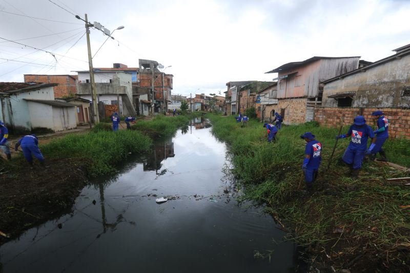 O canal Caraparú, no Guamá, é mais um local que está sendo contemplado pelas ações emergenciais de limpeza que estão feitas pelo governo do Estado, através da Secretaria de Desenvolvimento Urbano e Obras Públicas (Sedop). <div class='credito_fotos'>Foto: Alex Ribeiro / Ag. Pará | <a href='/midias/2020/originais/6172_24dc2926-896c-5e24-270d-ca419331a269.jpg' download><i class='fa-solid fa-download'></i> Download</a></div>