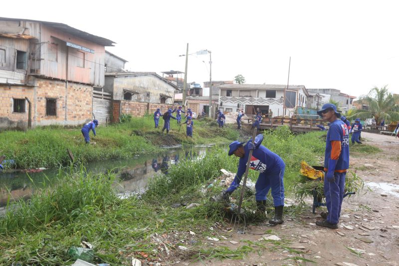 O canal Caraparú, no Guamá, é mais um local que está sendo contemplado pelas ações emergenciais de limpeza que estão feitas pelo governo do Estado, através da Secretaria de Desenvolvimento Urbano e Obras Públicas (Sedop). <div class='credito_fotos'>Foto: Alex Ribeiro / Ag. Pará | <a href='/midias/2020/originais/6172_25f26d94-7086-ded7-aaa6-66f5c99b80fe.jpg' download><i class='fa-solid fa-download'></i> Download</a></div>