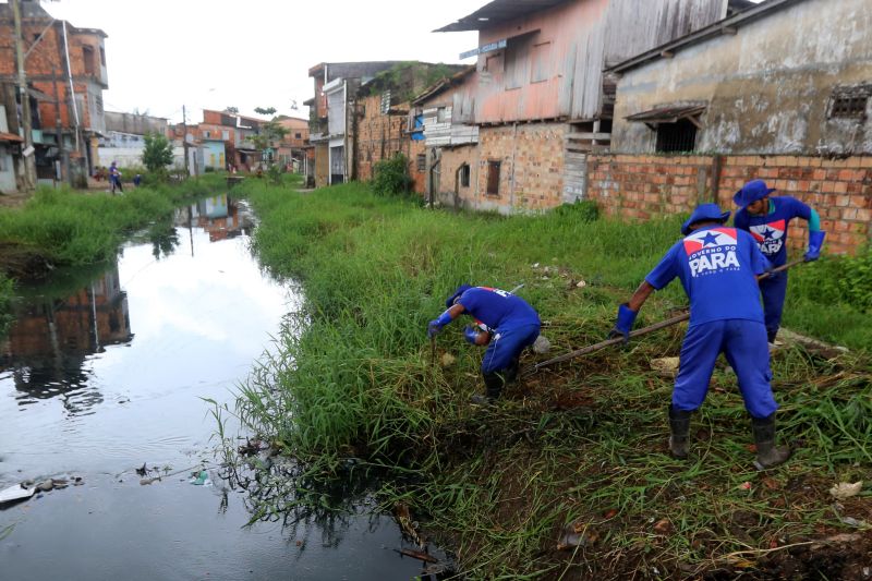 O canal Caraparú, no Guamá, é mais um local que está sendo contemplado pelas ações emergenciais de limpeza que estão feitas pelo governo do Estado, através da Secretaria de Desenvolvimento Urbano e Obras Públicas (Sedop). <div class='credito_fotos'>Foto: Alex Ribeiro / Ag. Pará | <a href='/midias/2020/originais/6172_27c7239e-5adf-a56d-5c54-7c4e555e1d20.jpg' download><i class='fa-solid fa-download'></i> Download</a></div>