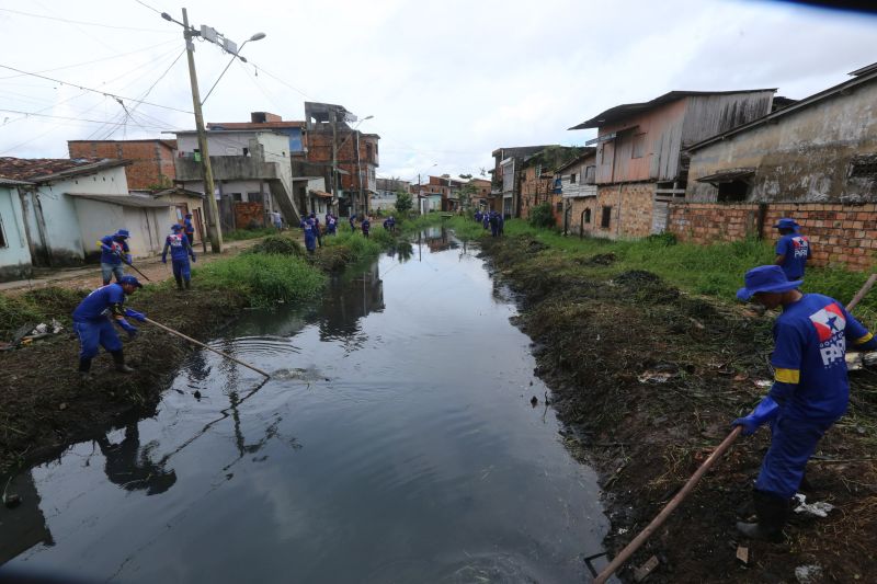 O canal Caraparú, no Guamá, é mais um local que está sendo contemplado pelas ações emergenciais de limpeza que estão feitas pelo governo do Estado, através da Secretaria de Desenvolvimento Urbano e Obras Públicas (Sedop). <div class='credito_fotos'>Foto: Alex Ribeiro / Ag. Pará | <a href='/midias/2020/originais/6172_36ec60cd-889f-92e7-5ed9-690af237610a.jpg' download><i class='fa-solid fa-download'></i> Download</a></div>