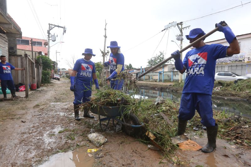 O canal Caraparú, no Guamá, é mais um local que está sendo contemplado pelas ações emergenciais de limpeza que estão feitas pelo governo do Estado, através da Secretaria de Desenvolvimento Urbano e Obras Públicas (Sedop). <div class='credito_fotos'>Foto: Alex Ribeiro / Ag. Pará | <a href='/midias/2020/originais/6172_449df89e-e73e-4dfe-38c4-19a29b47e23a.jpg' download><i class='fa-solid fa-download'></i> Download</a></div>