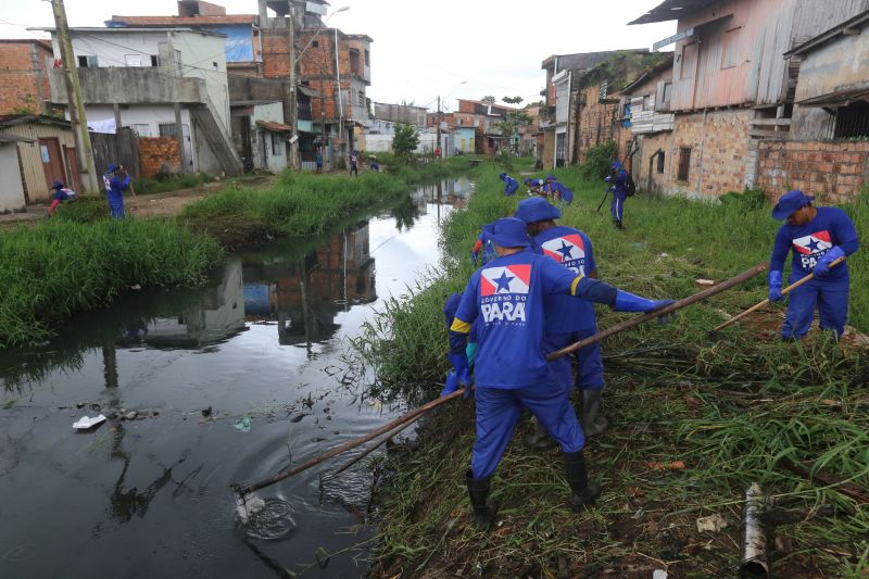 O canal Caraparú, no Guamá, é mais um local que está sendo contemplado pelas ações emergenciais de limpeza que estão feitas pelo governo do Estado, através da Secretaria de Desenvolvimento Urbano e Obras Públicas (Sedop). <div class='credito_fotos'>Foto: Alex Ribeiro / Ag. Pará | <a href='/midias/2020/originais/6172_5116b08c-a325-df86-dd5d-f44aeb7b0880.jpg' download><i class='fa-solid fa-download'></i> Download</a></div>