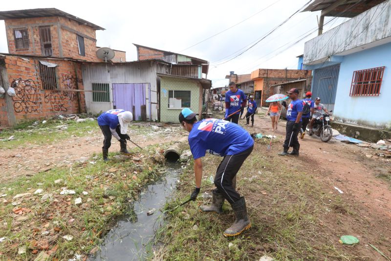O canal Caraparú, no Guamá, é mais um local que está sendo contemplado pelas ações emergenciais de limpeza que estão feitas pelo governo do Estado, através da Secretaria de Desenvolvimento Urbano e Obras Públicas (Sedop). <div class='credito_fotos'>Foto: Alex Ribeiro / Ag. Pará | <a href='/midias/2020/originais/6172_6956f709-27d9-f0df-513e-422bb2eb8f43.jpg' download><i class='fa-solid fa-download'></i> Download</a></div>