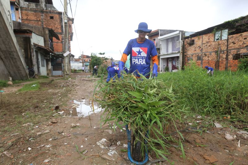 O canal Caraparú, no Guamá, é mais um local que está sendo contemplado pelas ações emergenciais de limpeza que estão feitas pelo governo do Estado, através da Secretaria de Desenvolvimento Urbano e Obras Públicas (Sedop). <div class='credito_fotos'>Foto: Alex Ribeiro / Ag. Pará | <a href='/midias/2020/originais/6172_6e2e1824-20a6-7658-03ae-c1e8a044a0fb.jpg' download><i class='fa-solid fa-download'></i> Download</a></div>