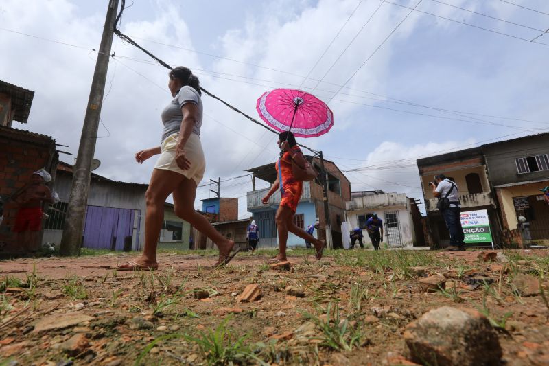 O canal Caraparú, no Guamá, é mais um local que está sendo contemplado pelas ações emergenciais de limpeza que estão feitas pelo governo do Estado, através da Secretaria de Desenvolvimento Urbano e Obras Públicas (Sedop). <div class='credito_fotos'>Foto: Alex Ribeiro / Ag. Pará | <a href='/midias/2020/originais/6172_7ea16abb-044a-e1cf-869c-8322a94d139e.jpg' download><i class='fa-solid fa-download'></i> Download</a></div>