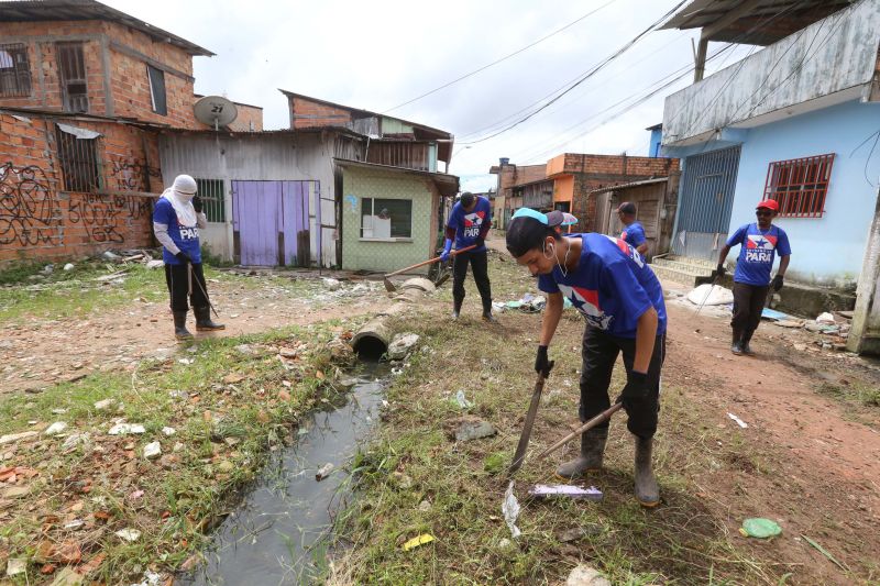 O canal Caraparú, no Guamá, é mais um local que está sendo contemplado pelas ações emergenciais de limpeza que estão feitas pelo governo do Estado, através da Secretaria de Desenvolvimento Urbano e Obras Públicas (Sedop). <div class='credito_fotos'>Foto: Alex Ribeiro / Ag. Pará | <a href='/midias/2020/originais/6172_823cd3db-a5ae-3e07-8aff-342e80649816.jpg' download><i class='fa-solid fa-download'></i> Download</a></div>