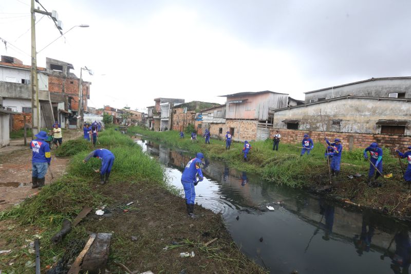 O canal Caraparú, no Guamá, é mais um local que está sendo contemplado pelas ações emergenciais de limpeza que estão feitas pelo governo do Estado, através da Secretaria de Desenvolvimento Urbano e Obras Públicas (Sedop). <div class='credito_fotos'>Foto: Alex Ribeiro / Ag. Pará | <a href='/midias/2020/originais/6172_8a2597c6-3d9b-e73b-042d-e76cd00674e5.jpg' download><i class='fa-solid fa-download'></i> Download</a></div>