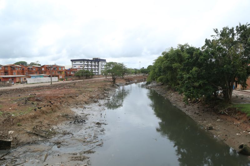 O canal Caraparú, no Guamá, é mais um local que está sendo contemplado pelas ações emergenciais de limpeza que estão feitas pelo governo do Estado, através da Secretaria de Desenvolvimento Urbano e Obras Públicas (Sedop). <div class='credito_fotos'>Foto: Alex Ribeiro / Ag. Pará | <a href='/midias/2020/originais/6172_8cf6915a-dcee-f0f5-071f-22b61094f947.jpg' download><i class='fa-solid fa-download'></i> Download</a></div>