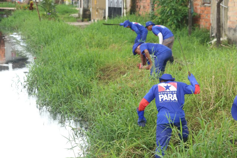 O canal Caraparú, no Guamá, é mais um local que está sendo contemplado pelas ações emergenciais de limpeza que estão feitas pelo governo do Estado, através da Secretaria de Desenvolvimento Urbano e Obras Públicas (Sedop). <div class='credito_fotos'>Foto: Alex Ribeiro / Ag. Pará | <a href='/midias/2020/originais/6172_91f23db9-00ab-0548-9873-dae7fd08fade.jpg' download><i class='fa-solid fa-download'></i> Download</a></div>
