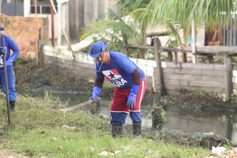 O canal Caraparú, no Guamá, é mais um local que está sendo contemplado pelas ações emergenciais de limpeza que estão feitas pelo governo do Estado, através da Secretaria de Desenvolvimento Urbano e Obras Públicas (Sedop). <div class='credito_fotos'>Foto: Alex Ribeiro / Ag. Pará | <a href='/midias/2020/originais/6172_a753f508-87ba-7051-bfcb-137ccc1c01a3.jpg' download><i class='fa-solid fa-download'></i> Download</a></div>